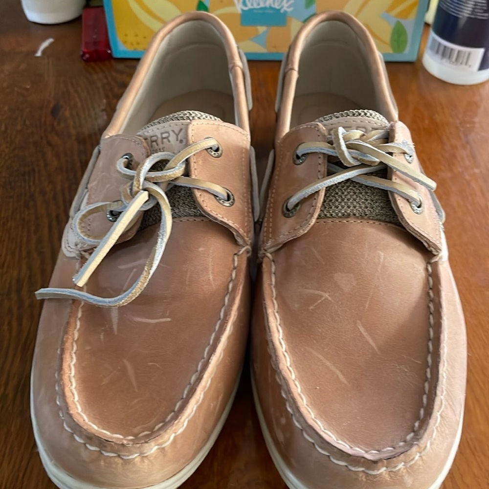 Sperry Top-Siders, says sz9W but fit like a 9.